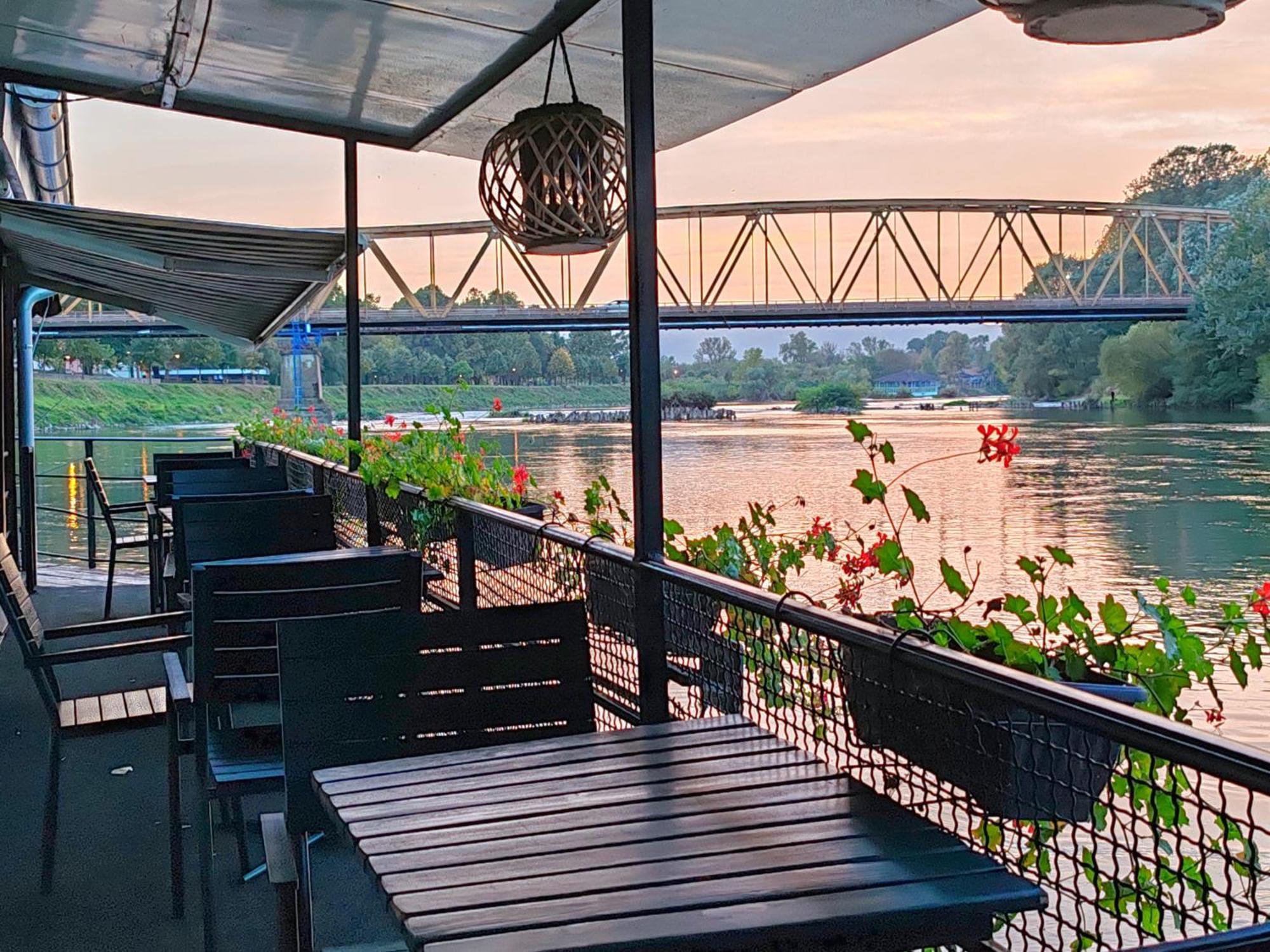 Cruiser Restoran Ćuprija Eksteriør billede